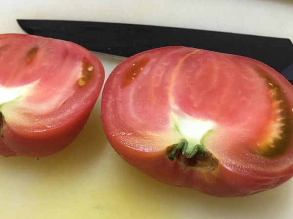 エバーカット・フルティフで切ったトマト